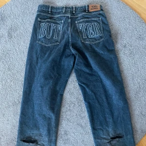 Baggy jeans - As feta butter jeans som inte används längre. Dom är i bra kvalitet och väldigt sköna. Ganska slitna vid benöppningen men annars i väldigt bra skick.📏Midjemått: 45cm 📏Benöppnig: 24cm 📏Längd: 107cm ‼️SKICKA PRISFÖRSLAG‼️