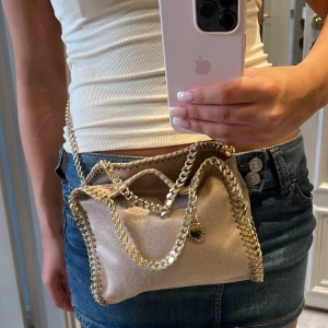 Stella Mccartney väska  - HAR EJ KVITTO!! Då den är köpt begagnad, men superfint sparsamt använd väska! Inga defekter! Skriv för fler frågor / funderingar 💕