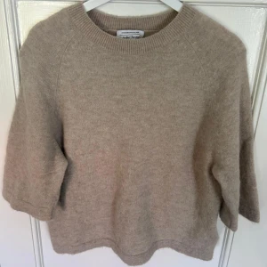 Beige stickad tröja - Supermjuk beige stickad tröja från & Other Stories med rund hals och trekvartsärmar. Tröjan har en loose passform och är perfekt för lager-på-lager. 🤍🤍💓