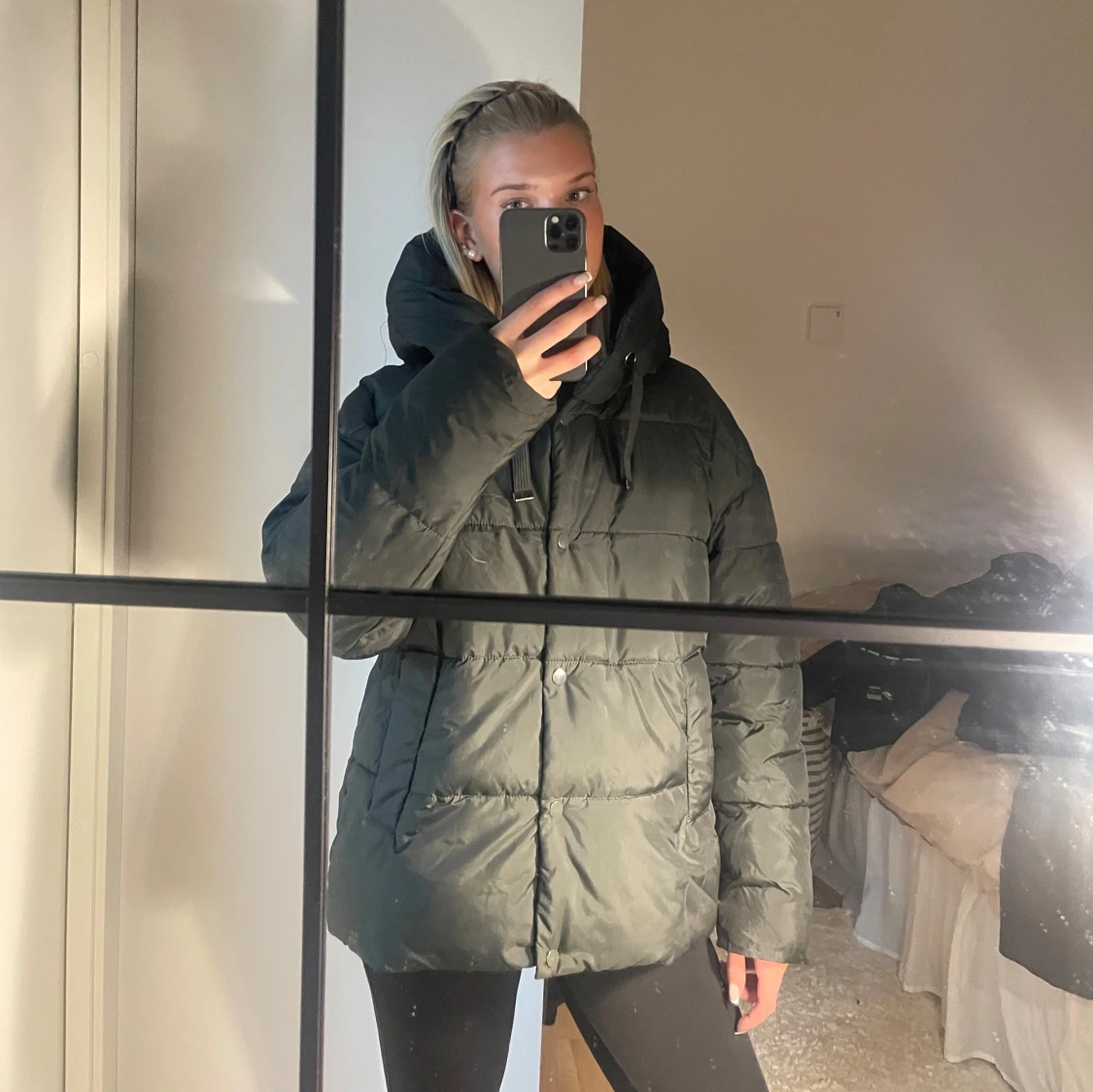 Mörkgrön pufferjacka med hög krage - 2