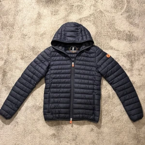 Save the Duck jacka - En dunjacka från Save the duck. Perfekt nu till hösten. Den är i väldigt bra skick! Strl S. Skriv om du undrar något mer!