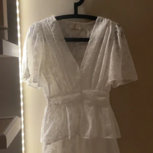 Vit klänning - Vit klänning. Skulle säga att den är lite större än xs men absolut inte mycket.
