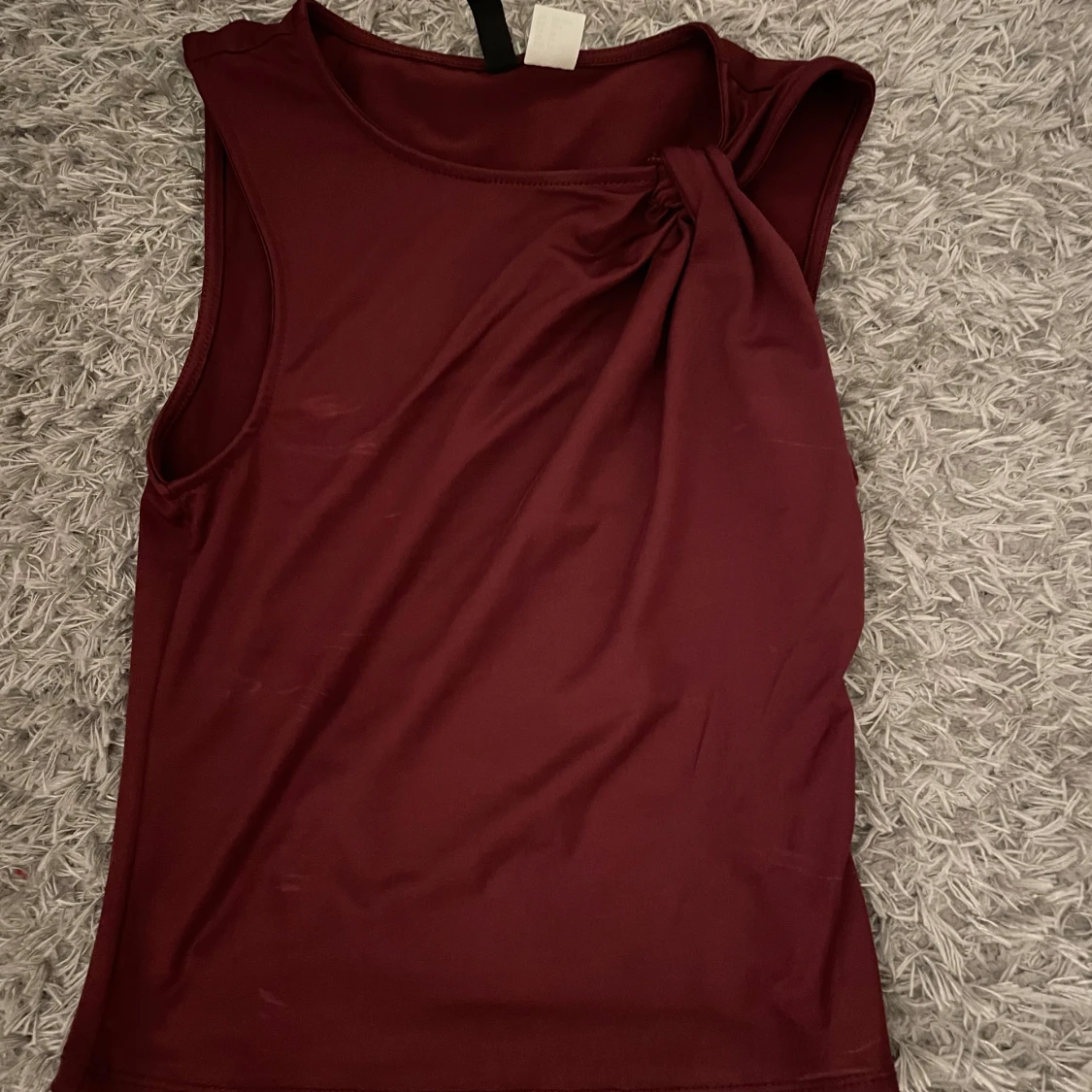 Vinröd ärmlös topp från Divided XS