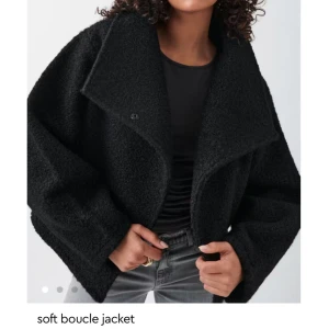Svart boucle teddyjacka oversized - Svart jacka/kappa i teddymaterial från Gina tricot, använd men bra skick, däremot är en av knapparna trasiga men man kan ändå knäppa jackan utan att det syns eftersom att dom andra är hela💕(se sista bilden) köptes för 599! Perfekt nu till hösten!! 