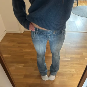 Lågmidjade blå bootcut jeans 💞 - Säljer ett par blå jeans från Refuge med låg midja och bootcut-ben. Jeansen har snygga slitningar på bakfickorna och dubbla knappar i midjan! Storleken är lite oklar men passar perfekt på mig som är 161 cm lång och har oftast 27 i midjan! skriv ifall ni vill ha mått💞💞