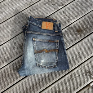 Riktigt unika och snygga Nudie Jeans - Fina blåa nudie jeans i bra skick. Klassisk straight leg modell herr, W32 L32🙌 Kom gärna med frågor/offer!👌