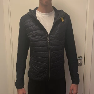 Parajumper cardigan - Säljer en fet Parajumpers cardigan. Jackan är perfekt till höst/våren och är i bra skick.                      Nypris är ca: 5000. 