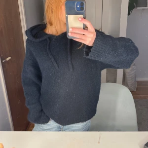 Mörkblå stickad hoodie  - Sjukt mysig mörkblå stickad hoodie med huva och snörning. Den är jättemjuk och skön, verkligen mysig att ha i höst och vinter!!☺️💖💞knappt använd
