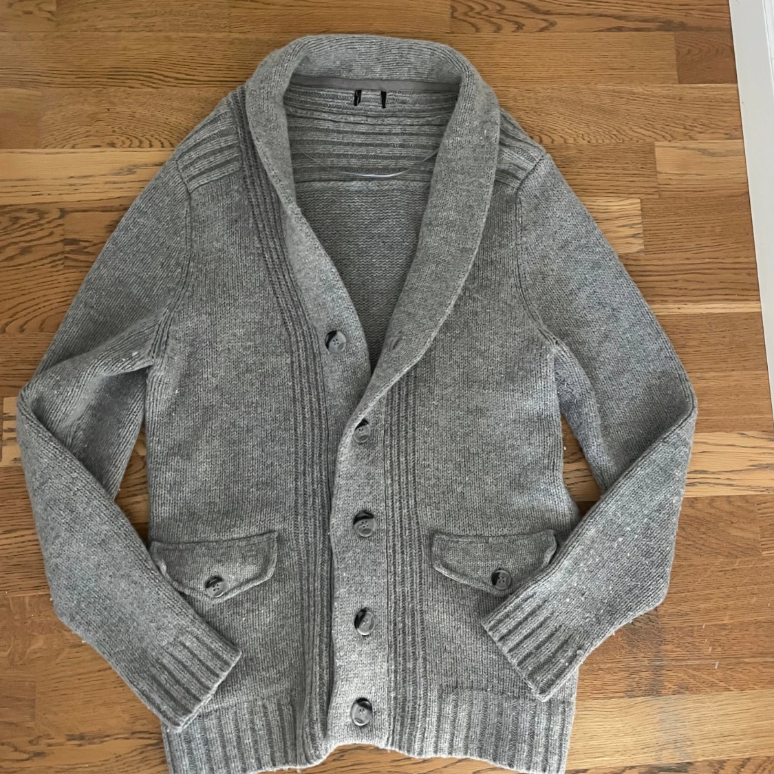 Grå stickad kofta med sjalkrage