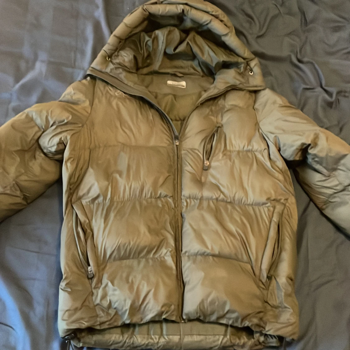 Olivgrön pufferjacka med huva Kappa