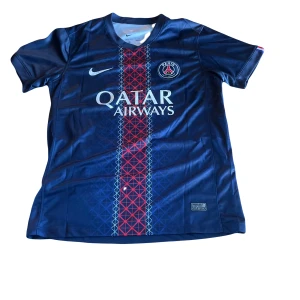 PSG Hemmatröja - PSG hemmatröja storlek M. Desire Doué#14🔴🔵Helt ny!