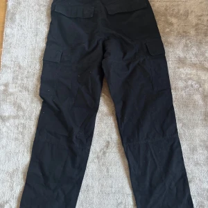 Svarta baggy cargo byxor - Helt nya! Sitter snyggt är passar med nästan allt! 