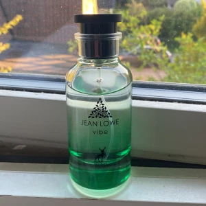 Jean Lowe Vibe Eau de Parfum 100ml - Fräsch parfym från Maison Alhambra, Jean Lowe Vibe. Otroligt bra parfym till sommaren som garanterat får komplimanger. 90 ML kvar av 100