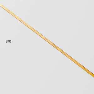 Guldigt halsband från Safira - Säljer ett stilrent och tunt guldigt halsband från Safira. Oanvänt!