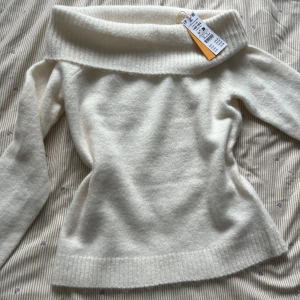 stickad shoulder off tröja - Mysig stickad off-shoulder-troja i kramvit färg frản Gina Tricot. Perfekt till hösten - varm, mjuk och stilren. Storlek S, sitter jättebra Helt nya 🤍🍂🤎