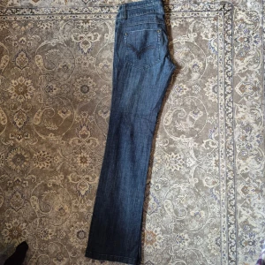 Blå bootcut jeans från Vila - Snygga blå jeans från Vila💞 37 cm rakt över midjan 