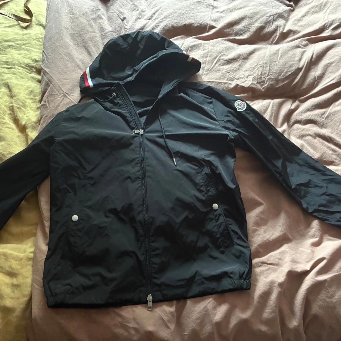 Svart vindjacka från Moncler med huva