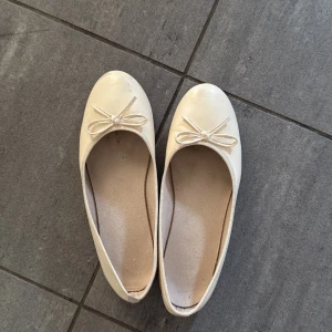 Vita ballerinaskor med rosett - Snygga vita ballerinaskor som är använda en gång 