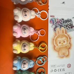 Labubu nyckelring 5st - Supergulliga och färgglada nyckelringar från Biginto Energy-serien! Fluffig figur med stort leende och kaninöron, finns i rosa, vit, gul, blå, grön och grå. Perfekt att hänga på väskan eller nyckelknippan för en söt vibe.