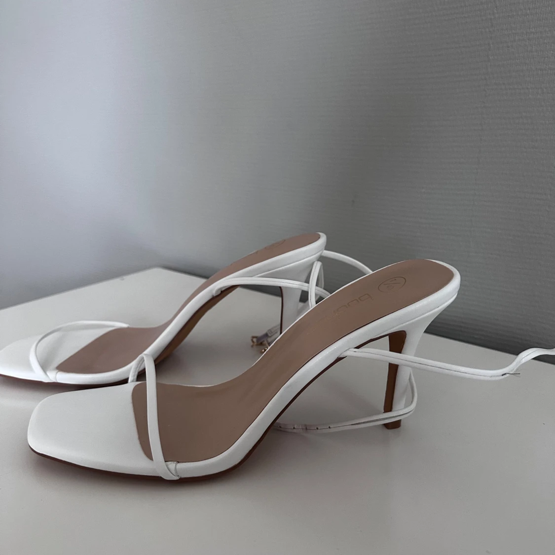 Vita klackskor från Boohoo - 2