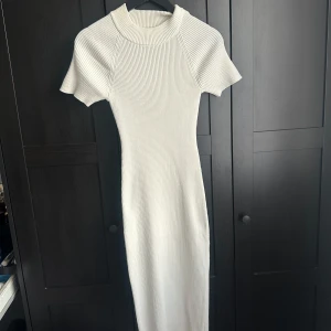 Vit stickad klänning från nakd - Endast använd 2 gånger!