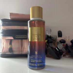 Victoria’s Secret body mist - Victoria’s Secret vanilla lace body mist. Aldrig använd så den är som ny. Säljer då jag har två likadana 💕