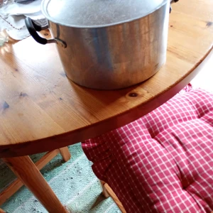 Stor kastrull med lock 24 cm, Skultuna  - Äldre kastrull med lock ifrån Skultuna år 1607 24 cm står skrivet på locket  väl använd se bilder.