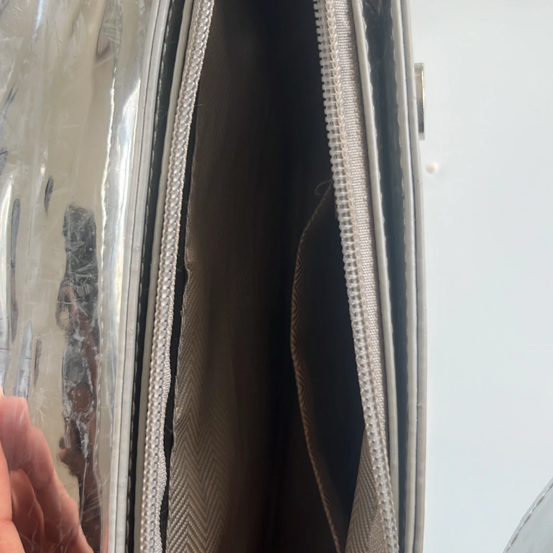 Silvrig axelväska i syntet - 1