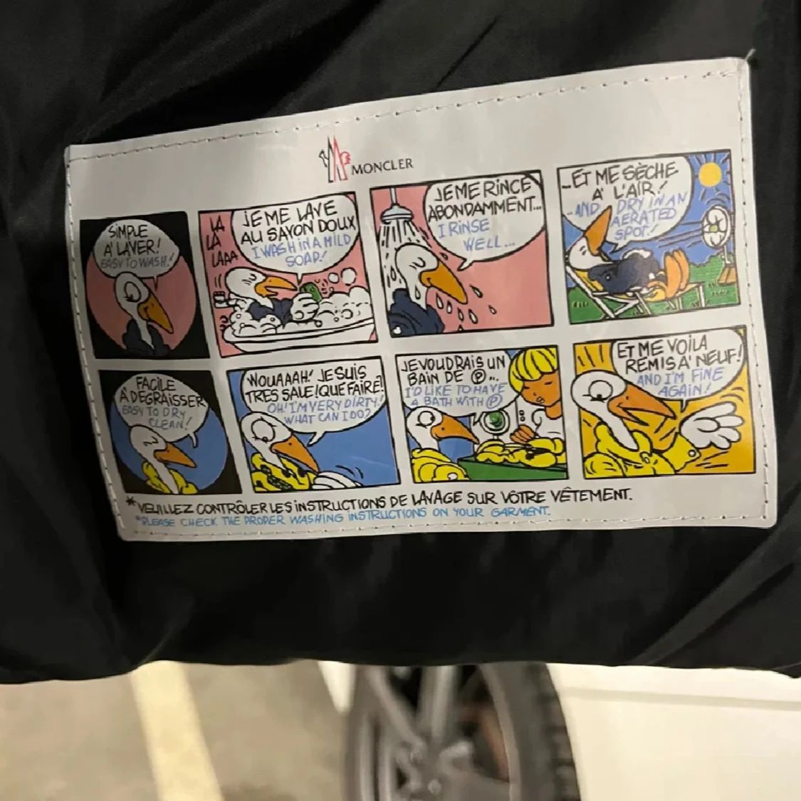 Svart Moncler dunjacka med huva - 1