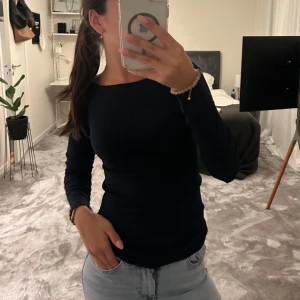 Mörkblå  långärmad tröja från intimissmi  - Säljer en mörkblå, tight och ribbad långärmad tröja med rund halsringning. Tröjan har en slim passform och är perfekt att styla med jeans eller kjol. Enkel och stilren design som funkar året runt.