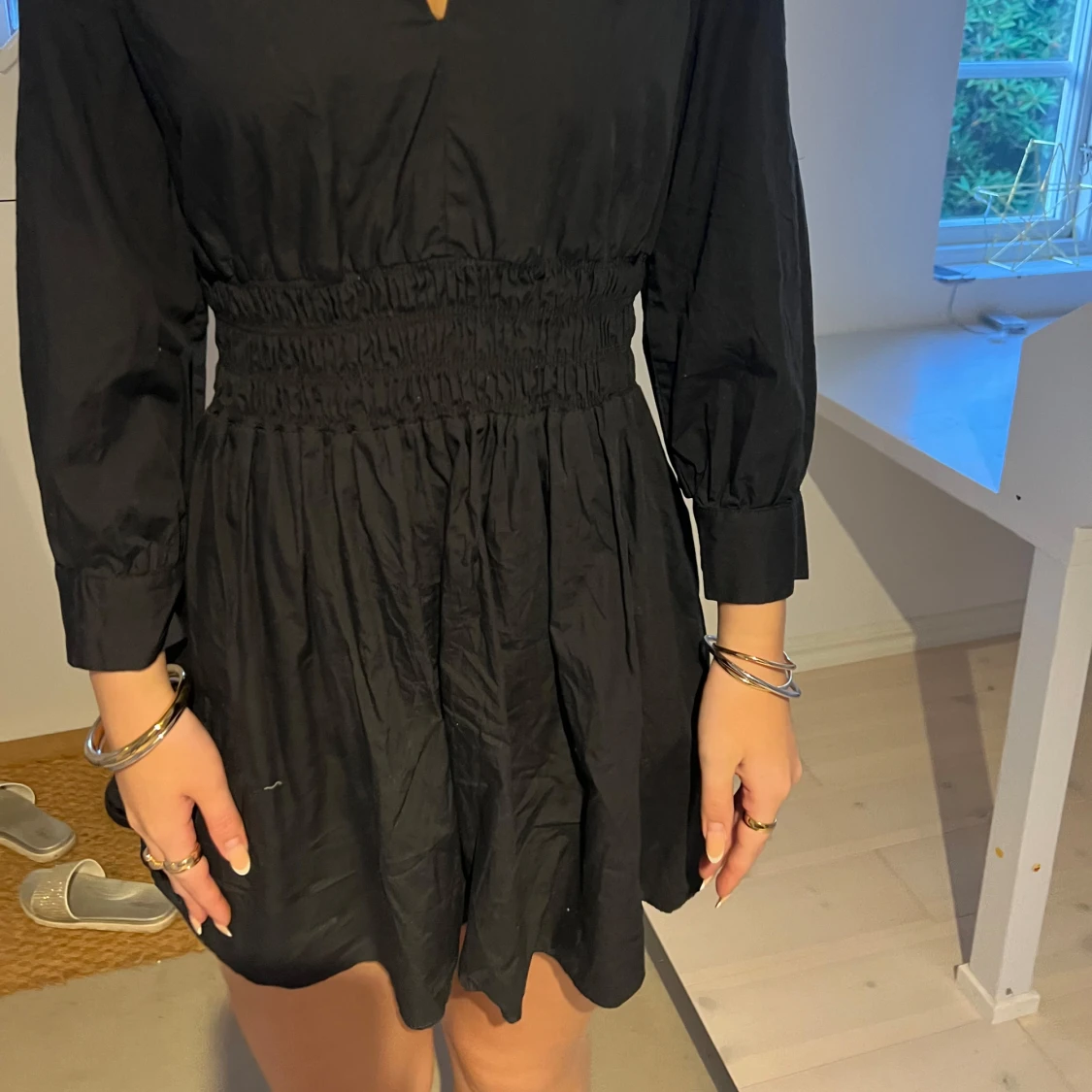 Svart kort klänning med v-ringning - 3