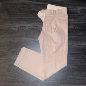 Riley Chinos - Säljer ett par nästan helt oanvända beiga Chinos från Riley! Strl (46). Pris kan diskuteras vid snabb affär.