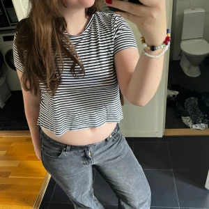 Svartvit randig croppad t-shirt Monki - Jättefin croppad T-shirt med svartvita ränder🤩 Storlek S I bra skick från Monki💗  Tveka inte att höra av dig om du har några funderingar❤️‍🔥