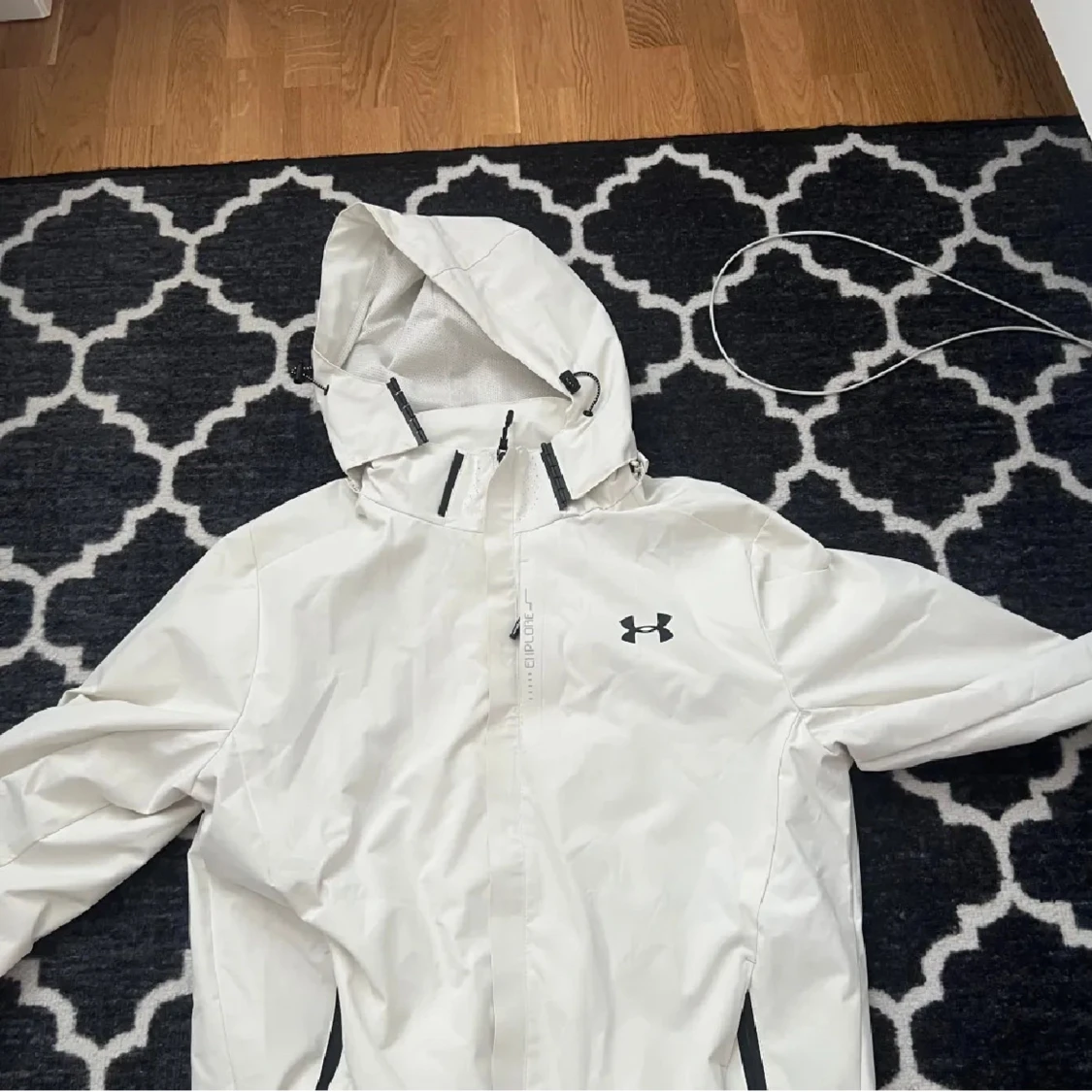 Vit vindjacka från Under Armour