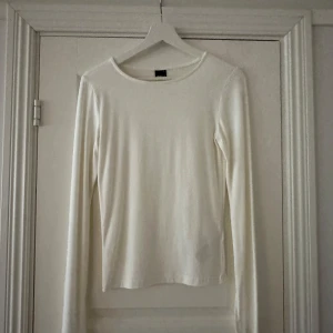 Vit långärmad topp  - En stilren vit långärmad topp ❤️