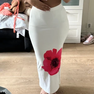 Lång vit kjol med blom detalj  - Jättefin och inte alls genomskinlig (har tjocka shorts under på bilderna). Kommer inte till användning endast haft på mig en gång 