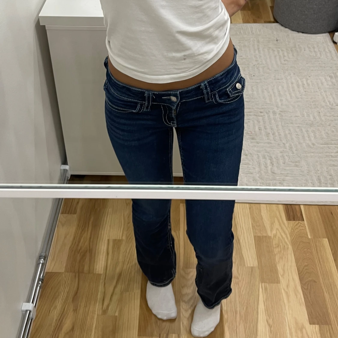 Mörkblå bootcut jeans med vita sömmar - 1