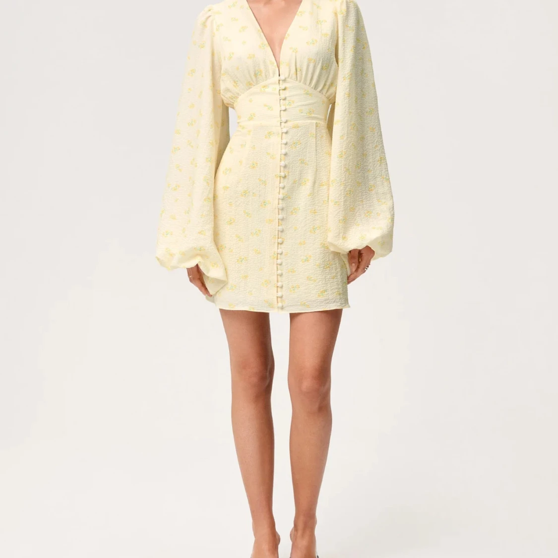 Ljusgul blommig klänning från Adoore