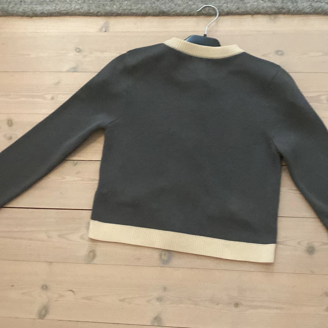 Grå kofta med gulddetaljer från H&M - 4