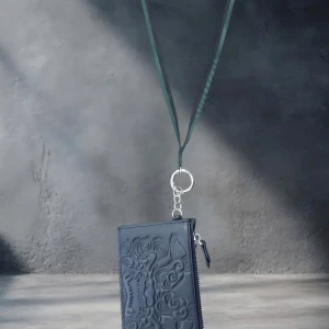 Plånbok - Asravand läder plånbok, kommer med dustbag,tags och förpckad helt ny! 4 kort fickor, 1 zipper ficka, band så man kan ha den runt halsen annars kan man ha den utan band också!