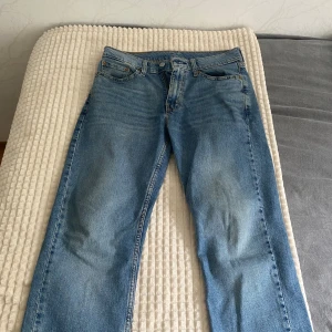 Levi's 514 ljusblå jeans W30 L32 - Säljer ett par klassiska Levi's 514 jeans i ljusblå denim. Modellen har rak passform och normal midja, med fem fickor och snygga kontrastsömmar. Perfekta till sneakers och hoodie för en chill look.