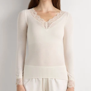 Intimissimi tröja - Superfin vit intimissimi tröja. Säljer för 320kr och är köpt för 490kr. Köpt i februari ❤️.Hör bara av dig om du har några frågor eller så och lägg gärna rimliga prisförslag 💞