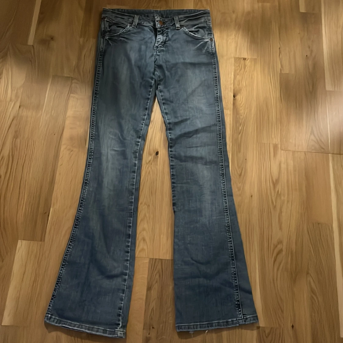 Blå bootcut jeans från Wrangler - 2