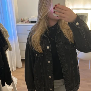 Svart jeans jacka  - As snygg jeans jacka ifrån mango❤️‍🔥Passar till allt. Knappt använd. Nypris 700kr