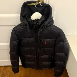 Ralph Lauren Pufferjacka ”The Gorham Glossed Down Jacket” S - Nypris: 6700 kr Köpt på Ralph Laurens hemsida, bild på orderbekräftelse kan skickas vid intresse  Mycket fint skick!  Storlek: S