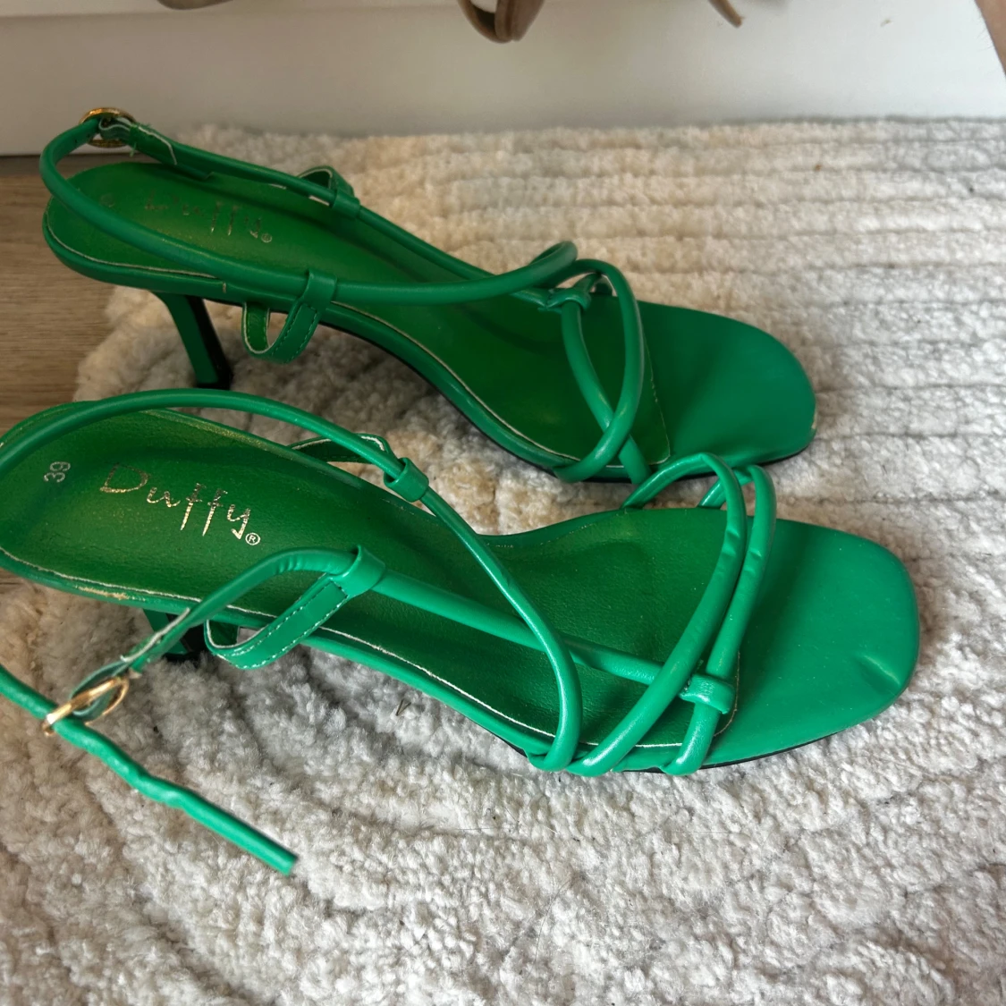 Gröna sandaler med klack från Duffy