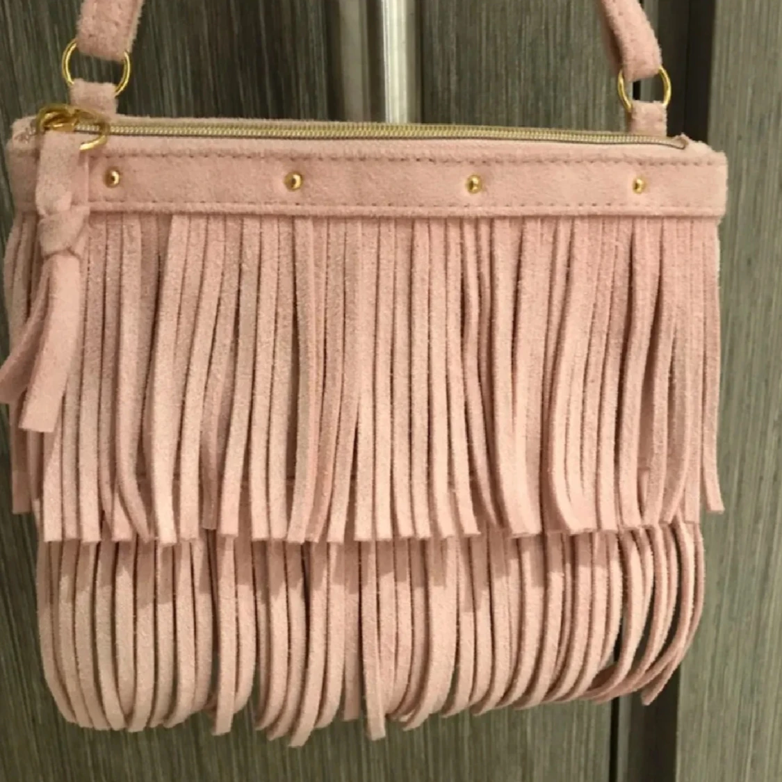 Rosa mocka axelväska med fransar