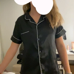 Pyjamas tröja - Svart skön pyjamaströja! Säljer då den inte kommer till användning🤍
