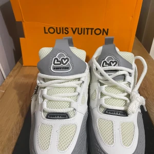 Lv skates - Detta är ett par lite använda Louis Vuitton skor eller lv skates som de kallas också som är storlek 41 säljer dessa pga av att det är för små och dom kan inte lämnas tillbaka eftersom de är använda två par creas skydd ingår