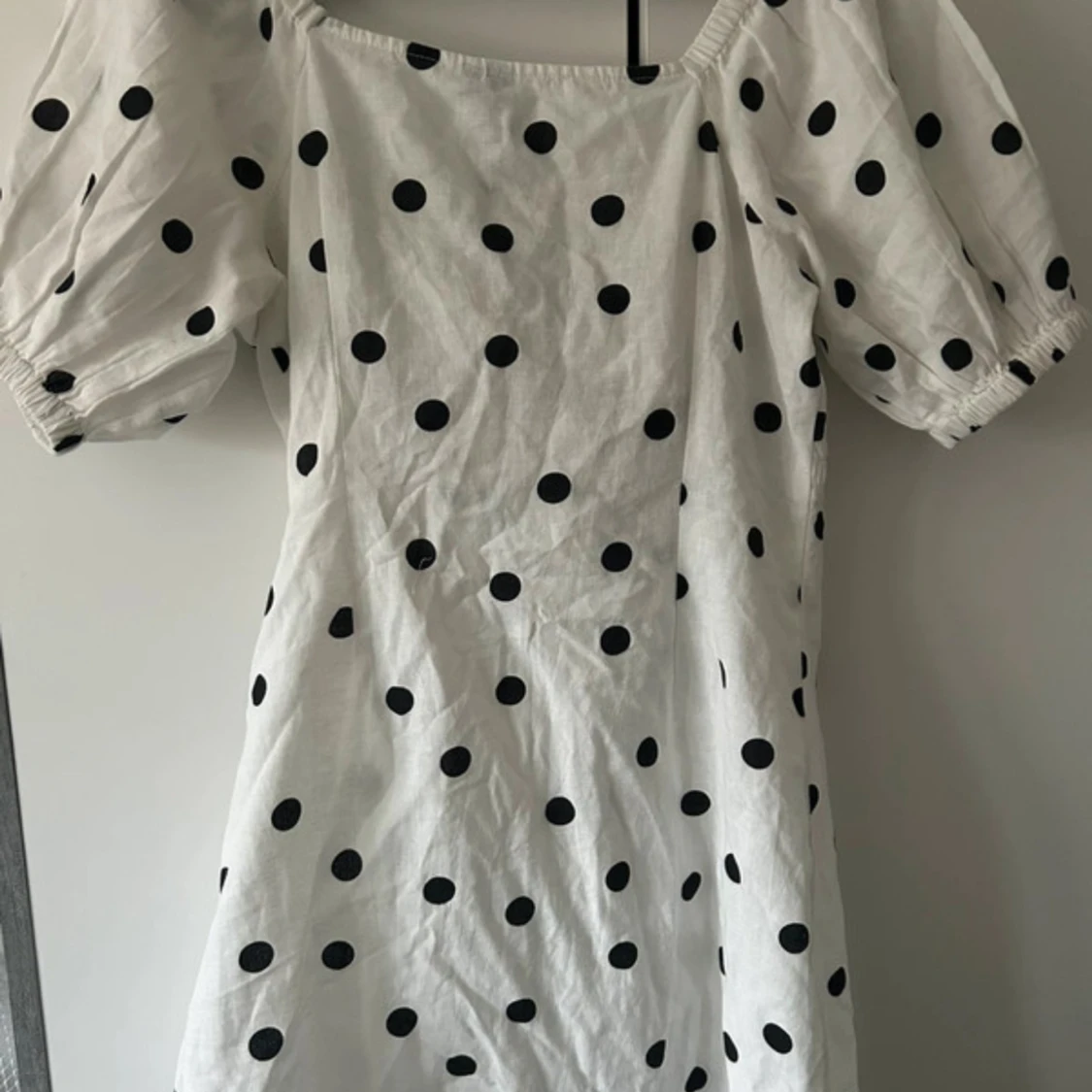 Vit prickig kortklänning Influence - 1